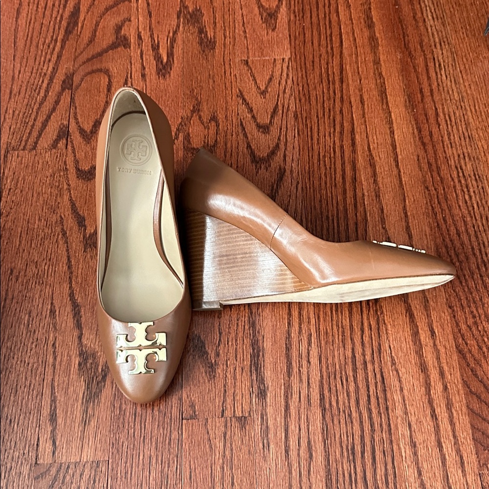 Tory Burch Raleigh Wedge Tan with Gold Logo Shoes Heels - Picture 2 of 4